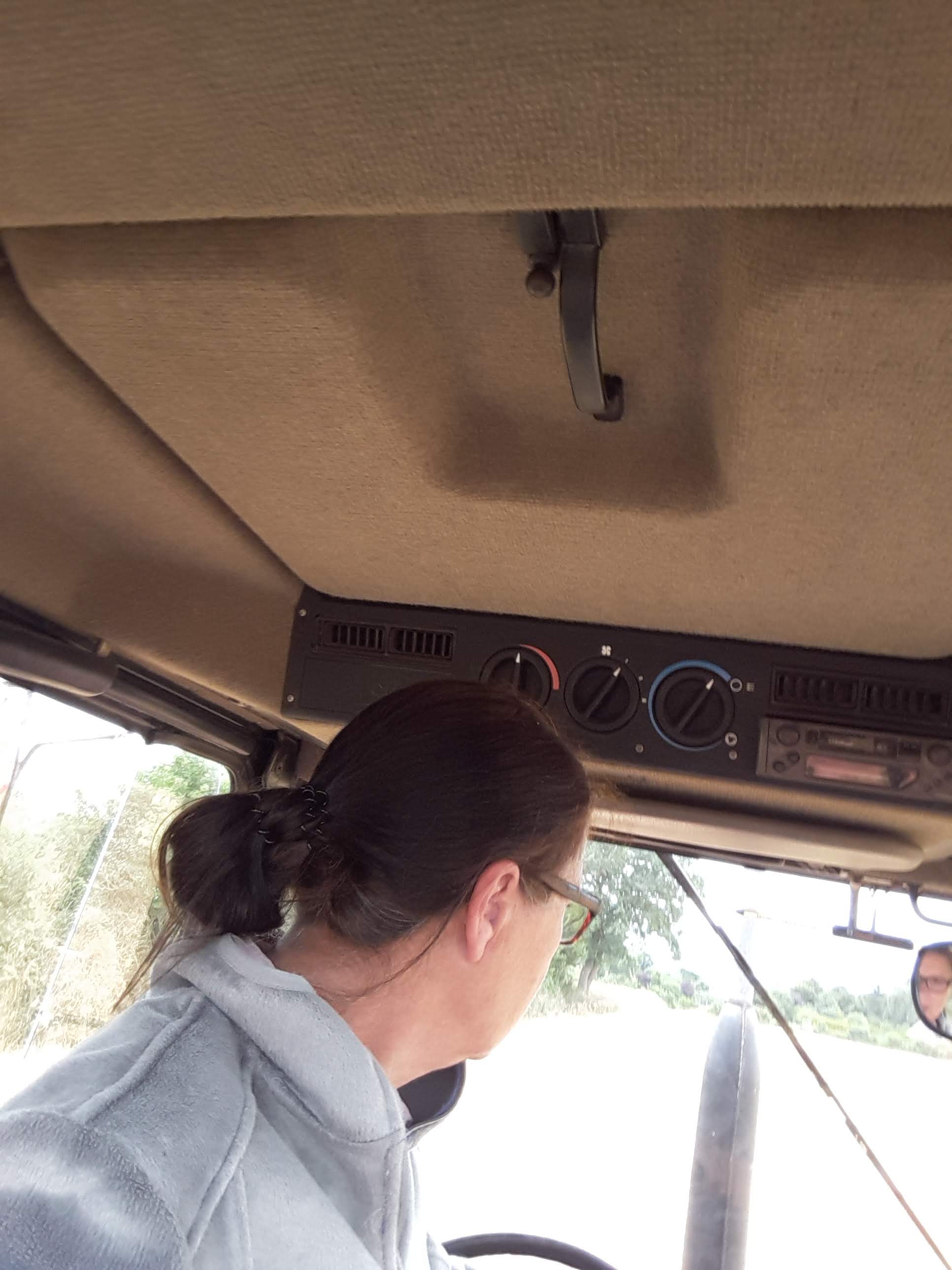 Schlepper fahrn....Auf dem heiß geliebten Case-Oldie: 30% Blick nach vorn, 70% nach hinten. Wegen Horst seiner Sicherheit nur Schrittgeschwindigkeit. Aber mit ca. 6 Klappen Stroh die Minute. 1 Stunde, dann ist der Hänger mit 280 Klappen voll.