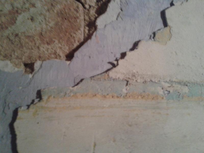 In einer der alten Wirtschaftskammern in der Diele finden sich noch zahllose Farbschichten etlicher Generationen.