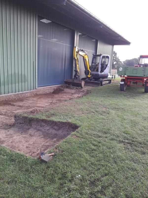 Horst hatte sich vorgenommen: Der Platz vor der unteren Halle muss gepflastert werden. Die Fläche säuft bei Starkregen regelmäßig ab. Und dann mit den schweren Maschinen durch die Pampe fahren... Neee!