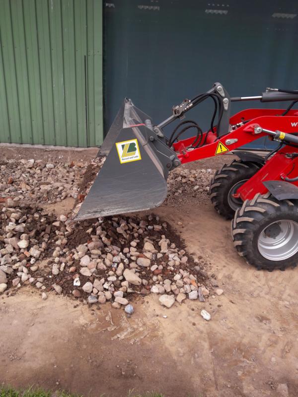 Baggern, Schottern.... Gottseidank hat er 25 Jahre Erfahrung als Maurer und ist Handwerker durch und durch. (Nur Malern und Tapezieren ist MEIN REVIER!)  Alle Maschinen sind auf dem Hof. Vom Nivelliergerät bis zum Bagger...