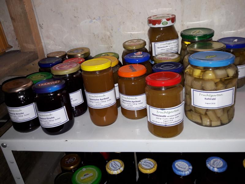 Die Regale sind voll. Und die im Haus in der Speisekammer auch... Und die Kühltruhen.