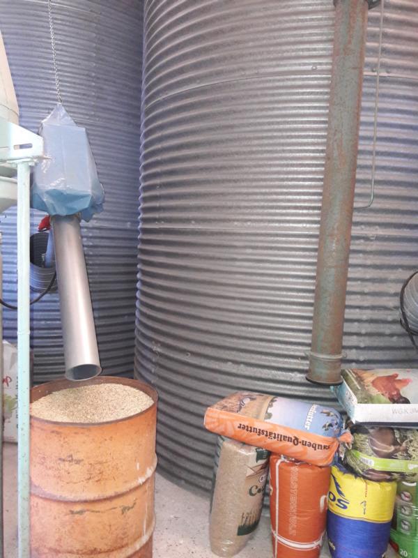 In einer der Hallen auf dem Hof sind die Getreide-Trocknung und die -Silos untergebracht. Kleinverkauf ab Hof.