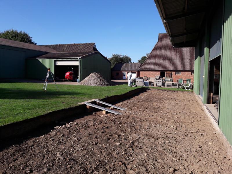 "Könnte das nicht auch ein Swimmingpool für die Gänse...."  SORRY. Blöde Idee. Wie soll der Drescher denn dann da rein....