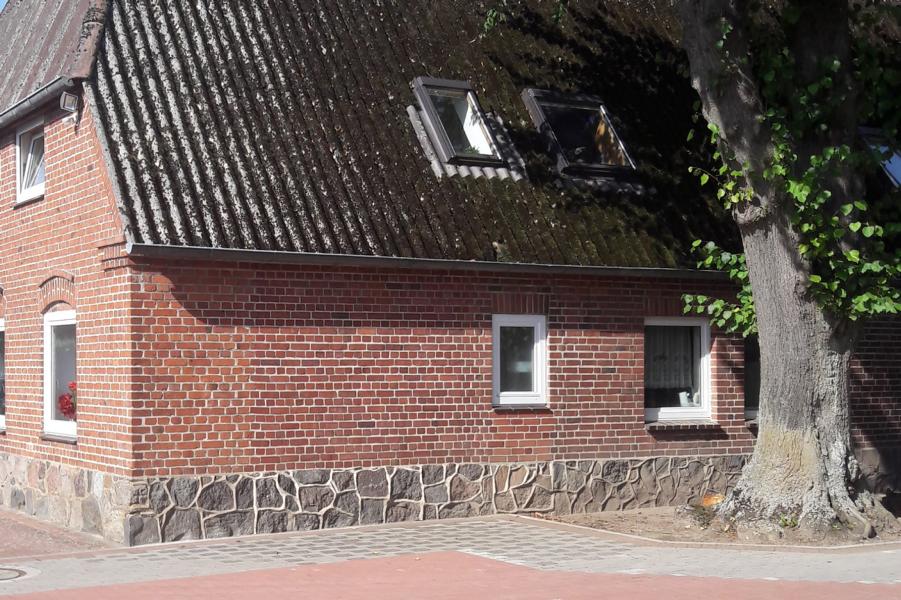 Aufnahme aus 9/2018. Es liegen über 100 Jahre dazwischen... Wer genau hinschaut: sieht die dunkleren Ziegel, dort wo damals - zwischen Hausecke und Fensterchen - der Utspann zugemauert wurde.