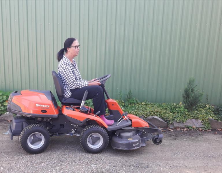 MEIN Husqvarna Rasentraktor. 2017 auf der NORLA gekauft. Damit rase ich mit max. 7 km/h über Flächen und Rasen. Anlassen per Zündschlüssel, 2-Takter, 4-Rad Antrieb, hydrostatisches Getriebe, Rückwärtsgang.... ein Mulchmäher der echt Spaß bringt!