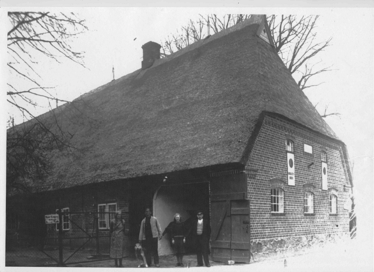 Das Fachwerk und die Ziegel waren auf der Frontseite wohl schon zu mürbe geworden. Hier ist bereits neu aufgemauert.
Aber immer noch sind die Findlinge im Fundamentsockel deutlich zu erkennen.
Auch der "Utspann" existiert noch. An der Frontseite hängen die großen "Eiche Bier" Schilder. Die Fensterbögen sind bei der letzten Renovierung 1970 ansatzweise erhalten geblieben.
Was nie geändert wurde ist das Eigentümer-Schild (Fresco) unter der Dachkante:
Otto Einfeldt
Blickstedt 1920
.......Die 3 Fenster unten gehören jetzt zu unserem Esszimmer und zur kleinen Stube daneben...